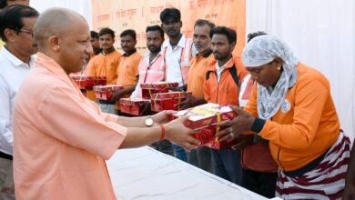 दीपावली के उपलक्ष्य में सीएम ने सफाई मित्रों को दिए उपहार.