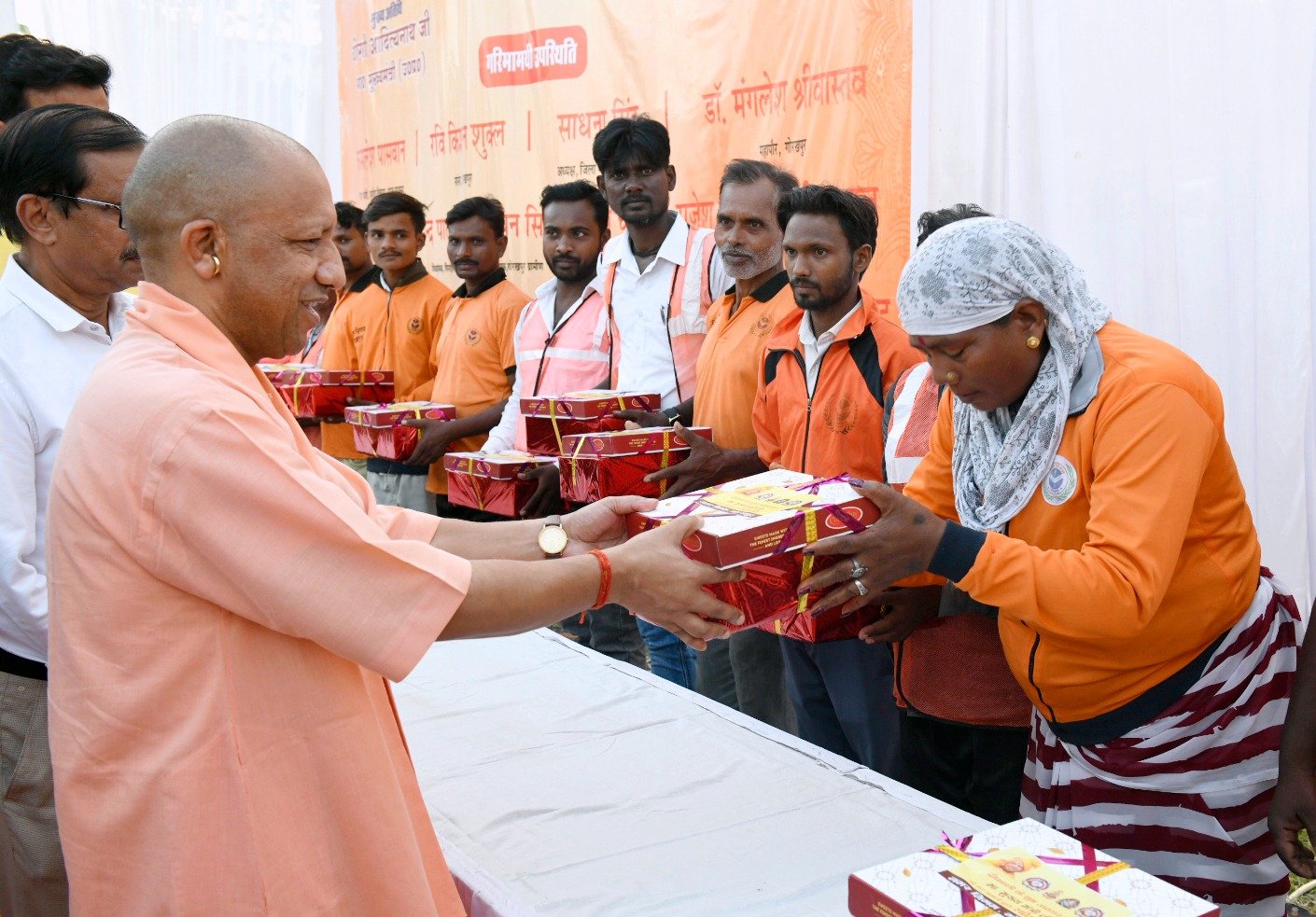 दीपावली के उपलक्ष्य में सीएम ने सफाई मित्रों को दिए उपहार.