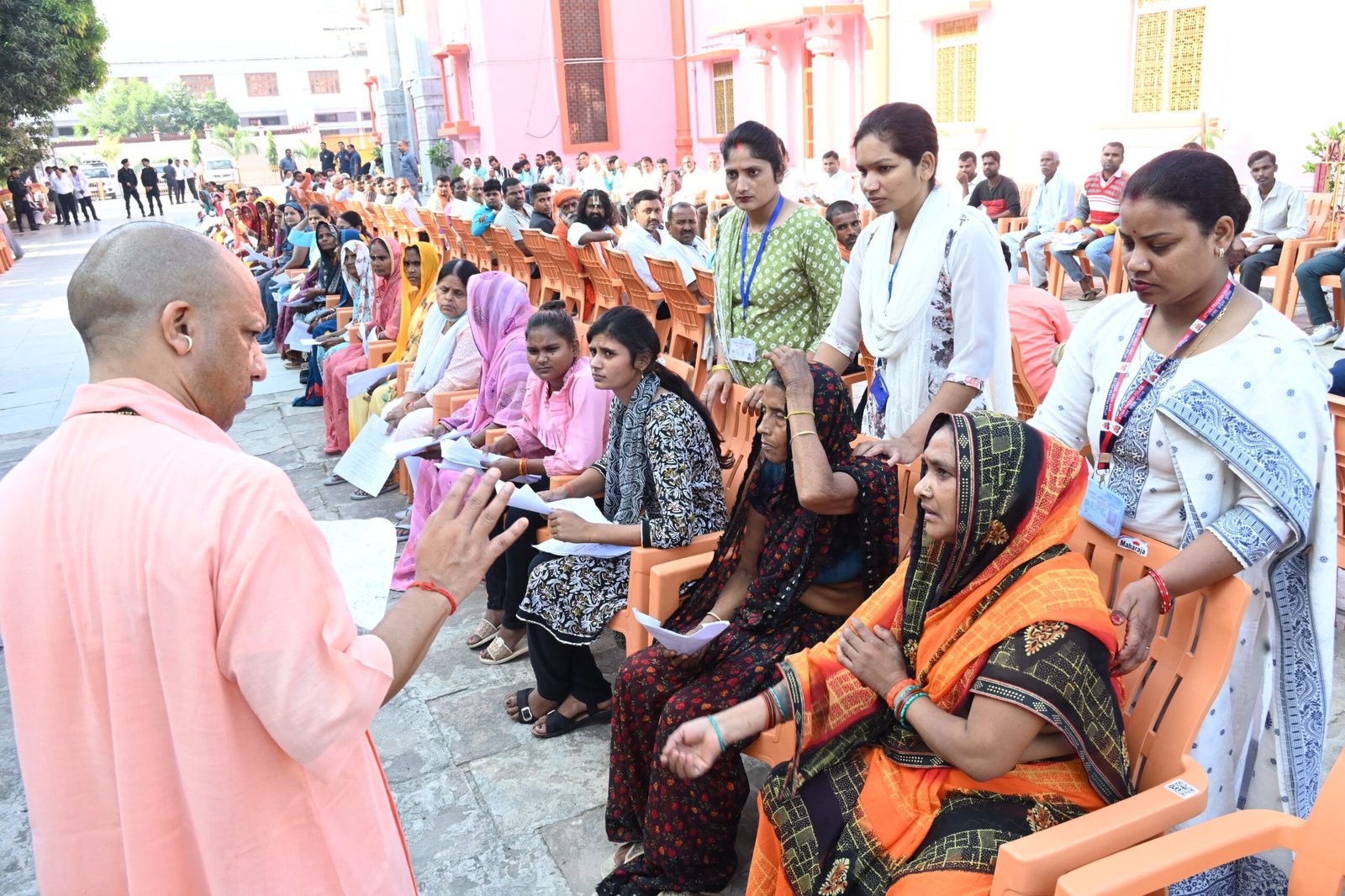 किसी को चिंता करने की जरूरत नहीं, हर समस्या का कराएंगे प्रभावी निस्तारण : सीएम योगी