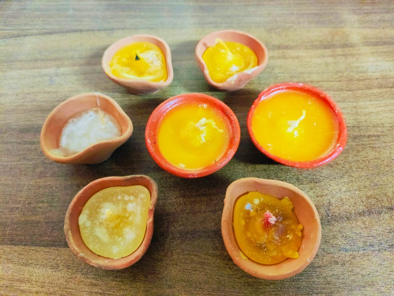 दाग-धब्बे और कालिख से मन्दिर भवन को बचाने के लिए की गई है विशेष दीपकों की व्यवस्था