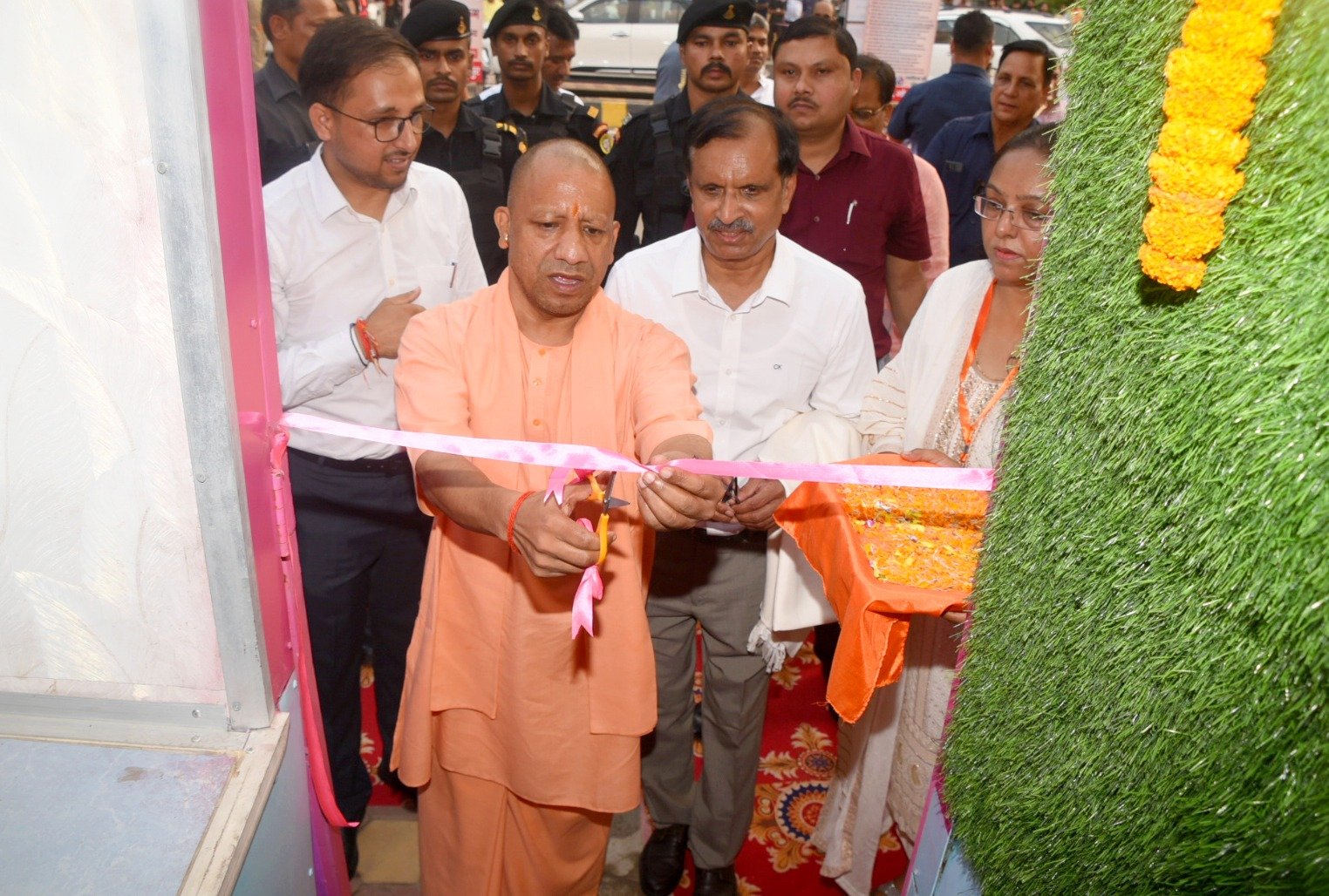 कैफे चलाने वाली महिलाओं से बातचीत कर उनका उत्साह बढ़ाया मुख्यमंत्री ने