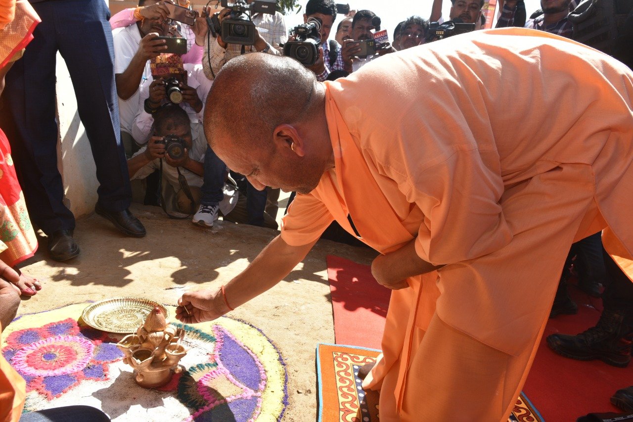 हर साल वनटांगिया गांव में दीपावली मनाते हैं मुख्यमंत्री योगी आदित्यनाथ