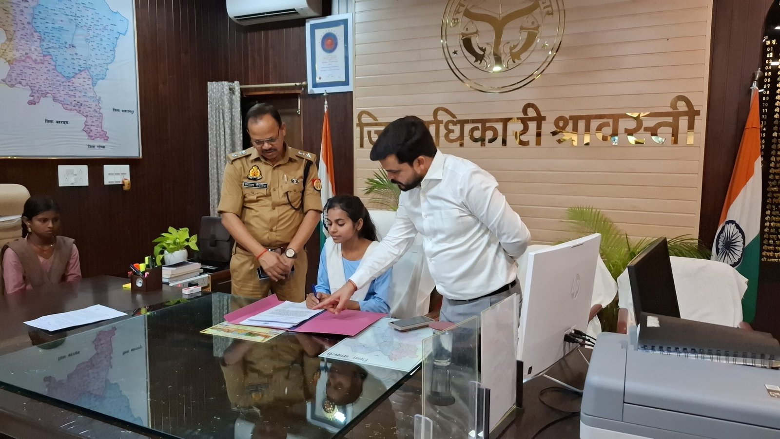 लखीमपुर खीरी, जौनपुर, सीतापुर, श्रावस्ती, ललितपुर, झांसी, मीरजापुर, कासगंज, गाजीपुर में कुर्सी संभालकर बेटियों ने निस्तारित की समस्याएं