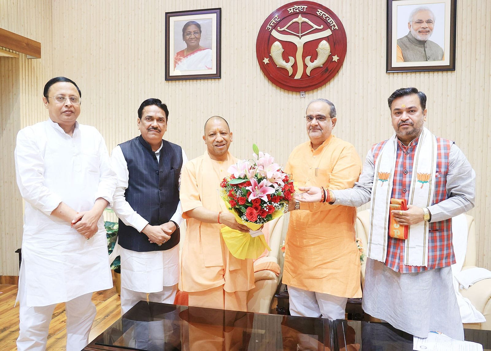 मुख्यमंत्री ने की भाजपा सदस्यता का नवीनीकरण.लोगों से पीएम मोदी के नेतृत्व में देश सेवा से जुड़ने का आह्वान.'एक भारत-श्रेष्ठ भारत' के लिए की जुड़ने की अपील.