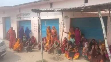 रसड़ा में शराब की दुकान पर लाठी डंडा लेकर आक्रोशित महिलाओं ने किया प्रदर्शन