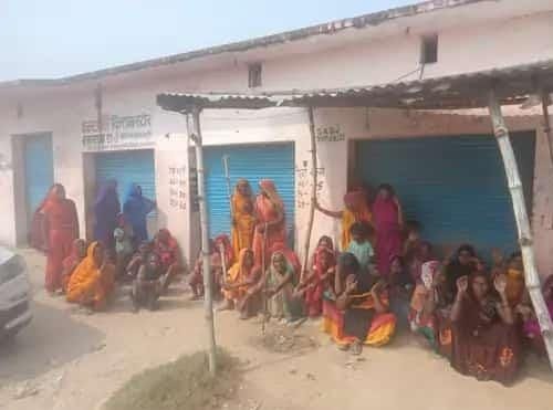 रसड़ा में शराब की दुकान पर लाठी डंडा लेकर आक्रोशित महिलाओं ने किया प्रदर्शन