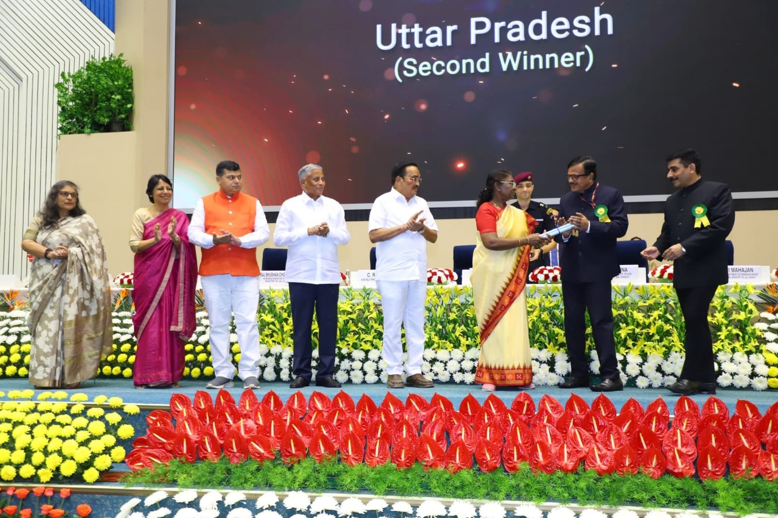 जल संरक्षण के लिए उत्तर प्रदेश के बांदा को मिला सर्वश्रेष्ठ जनपद (नार्थ जोन) का पुरस्कार, तत्कालीन डीएम दुर्गाशक्ति नागपाल ने प्राप्त किया पुरस्कार