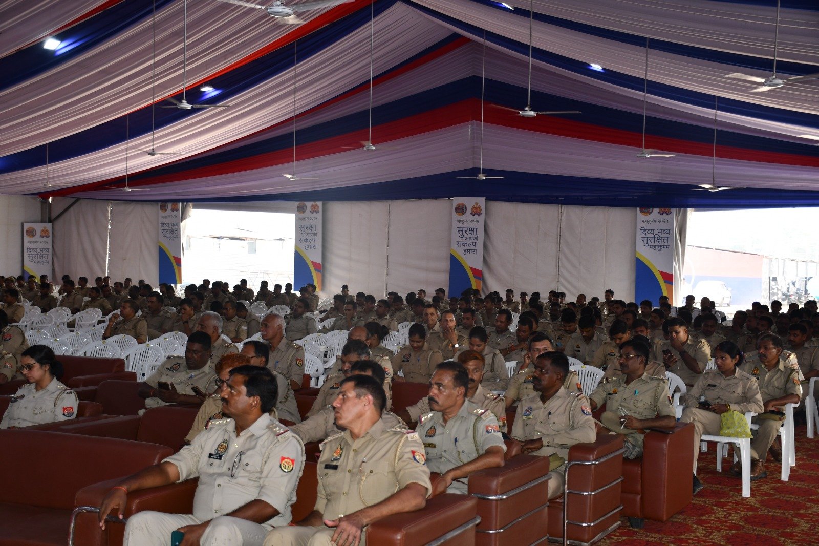 प्रयागराज के परेड ग्राउंड में संकल्प प्रशिक्षण पंडाल में सॉफ्ट बिहेवियर की ट्रेनिंग ले रहे पुलिसकर्मी