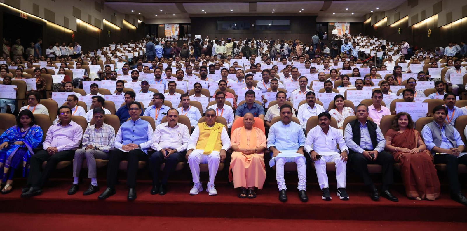 गुरुवार को लोकभवन में नियुक्ति पत्र पाने वाले युवाओं ने मुख्यमंत्री की नीतियों की सराहना की