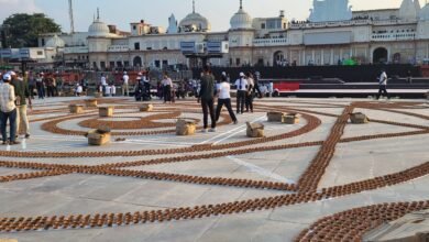 दीपोत्सव में विश्व कीर्तिमान बनाने के लिए योगी सरकार के 30 हजार वालेंटियर्स दीया सजाने सरयू घाटों पर जुटे
