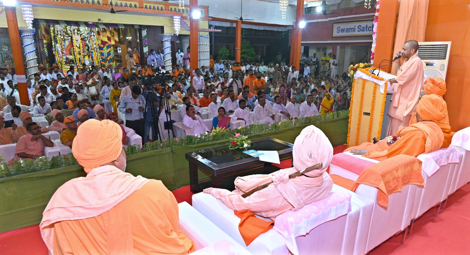 मां जगतजननी भगवती के अनुष्ठान का शुभारंभ करने वाले बंगाल में आज सनातन धर्म असहाय व असुरक्षित दिखता हैः सीएम योगी