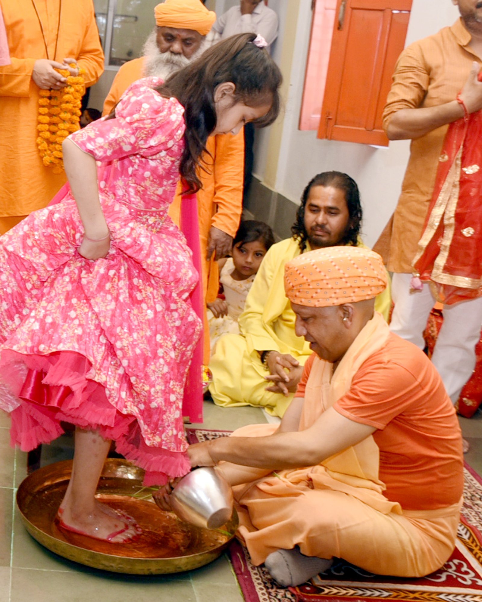 शारदीय नवरात्रि की नवमी को नौ दुर्गा स्वरूपा कुंवारी कन्याओं का पूजन किया मुख्यमंत्री ने