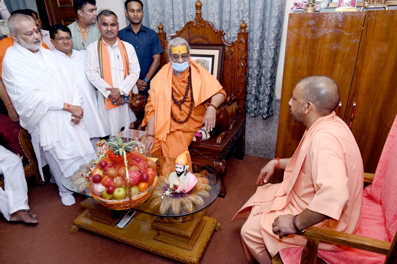 शंकराचार्य स्वामी वासुदेवानन्द सरस्वती जी महाराज से मुख्यमंत्री ने की भेंट