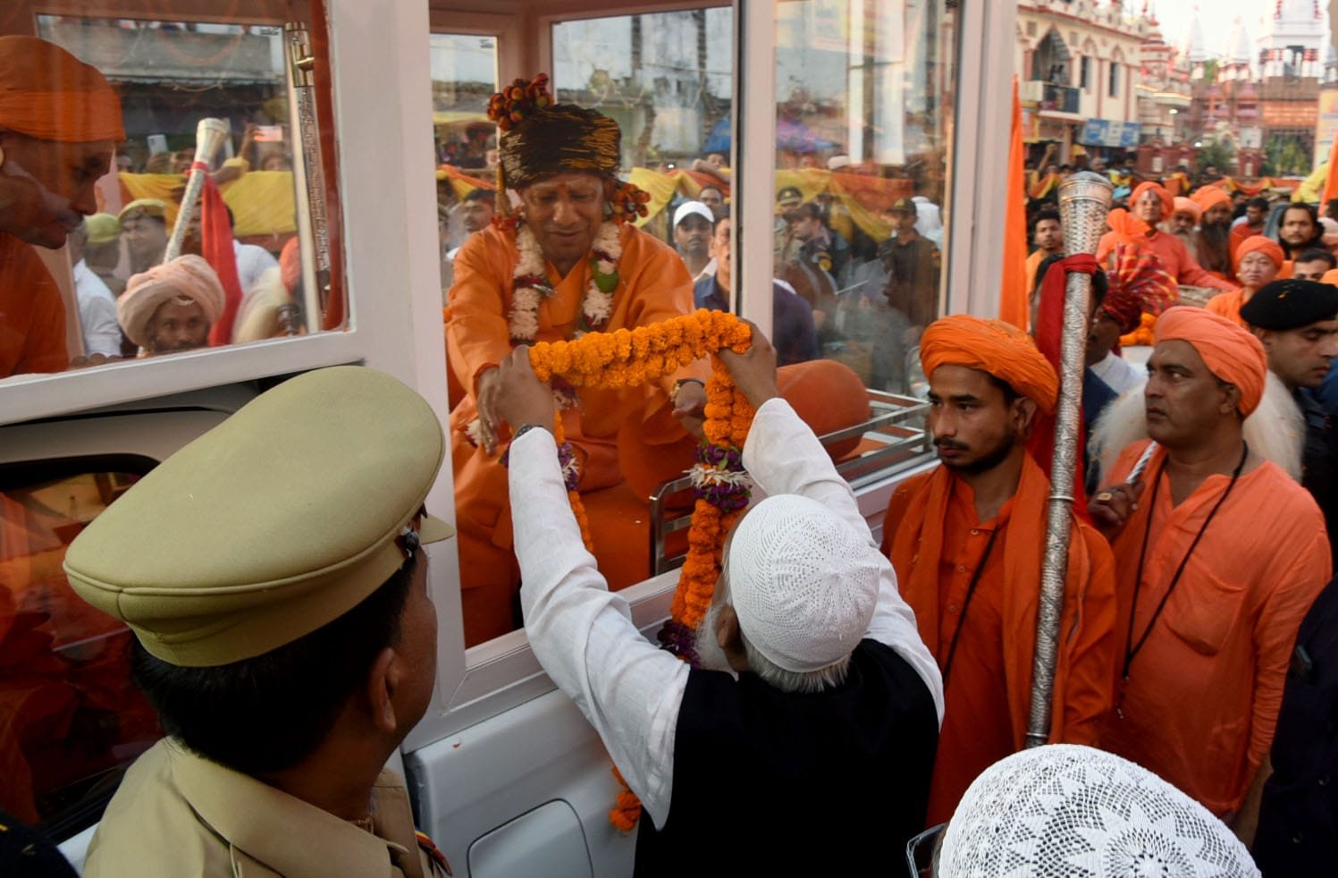 अल्पसंख्यक समाज के लोगों ने किया भावपूर्ण तरीके से किया गोरक्षपीठाधीश्वर की शोभायात्रा का स्वागत