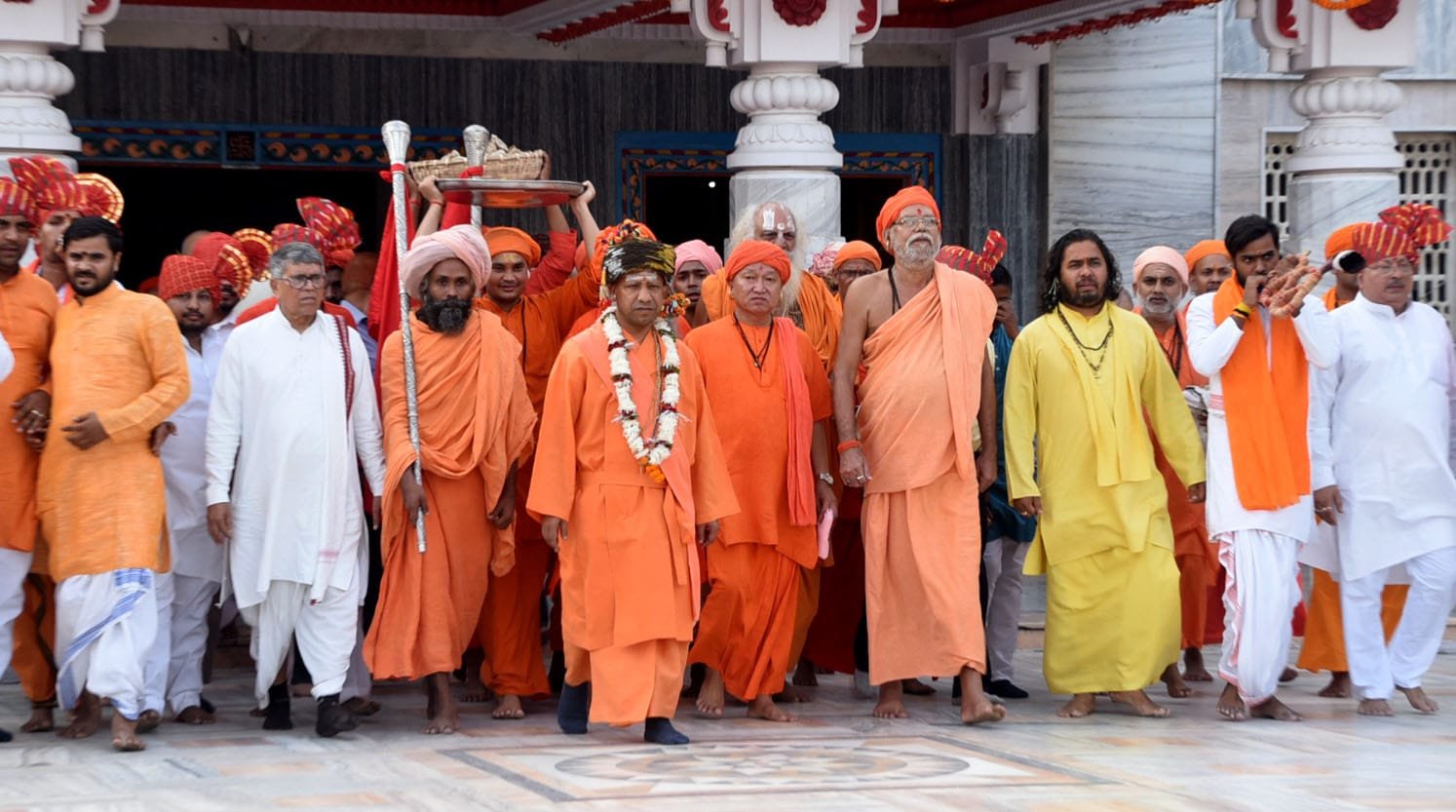 सीएम योगी ने प्रथमा तिथि पर बुढ़िया माता, चतुर्थी तिथि पर लेटे हनुमान, पंचमी तिथि पर मां विशालाक्षी, काशी विश्वनाथ, अष्टमी तिथि पर मां पाटेश्वरी और विजयादशमी पर मानसरोवर मंदिर में ईश के चरणों में की पूजा-अर्चना