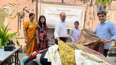 नवरात्रि के अवसर मातृशक्ति को स्वावलम्बी बनाने को रजत सिनर्जी फाउण्डेशन ने बढ़ाया हाथ, दो हजार मीटर बनारसी सिल्क हुनर-ए-बनारस को किया प्रदान