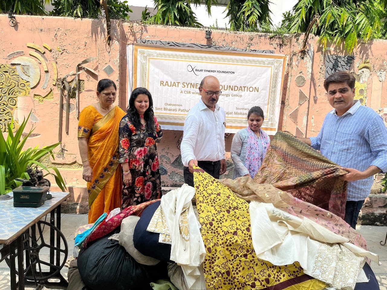 नवरात्रि के अवसर मातृशक्ति को स्वावलम्बी बनाने को रजत सिनर्जी फाउण्डेशन ने बढ़ाया हाथ, दो हजार मीटर बनारसी सिल्क हुनर-ए-बनारस को किया प्रदान
