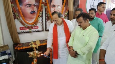 भाजपा वाराणसी जिला एवं महानगर द्वारा रोहनिया स्थित क्षेत्रीय कार्यालय पर डॉ आर बालसुब्रमण्यम की पुस्तक "POWER WITHIN THE LEADERSHIP LEGACY OF NARENDRA MODI पर संगोष्ठी का हुआ आयोजन