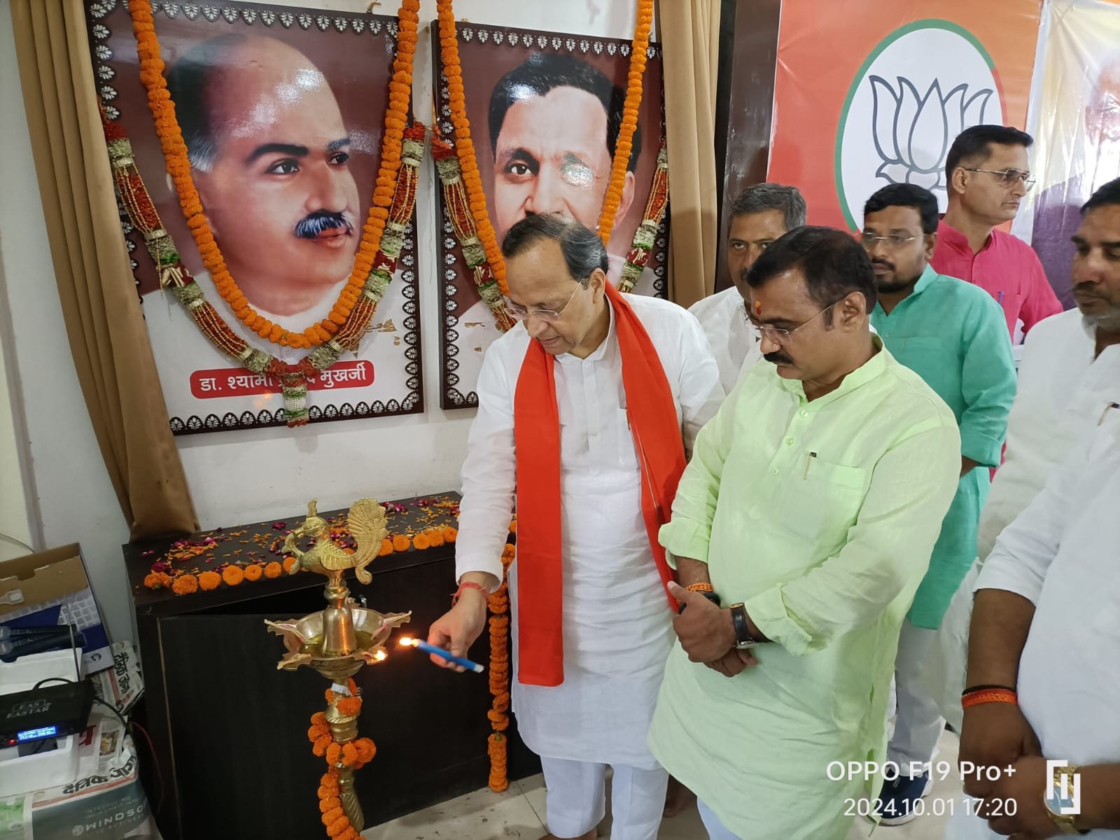 भाजपा वाराणसी जिला एवं महानगर द्वारा रोहनिया स्थित क्षेत्रीय कार्यालय पर डॉ आर बालसुब्रमण्यम की पुस्तक "POWER WITHIN THE LEADERSHIP LEGACY OF NARENDRA MODI पर संगोष्ठी का हुआ आयोजन