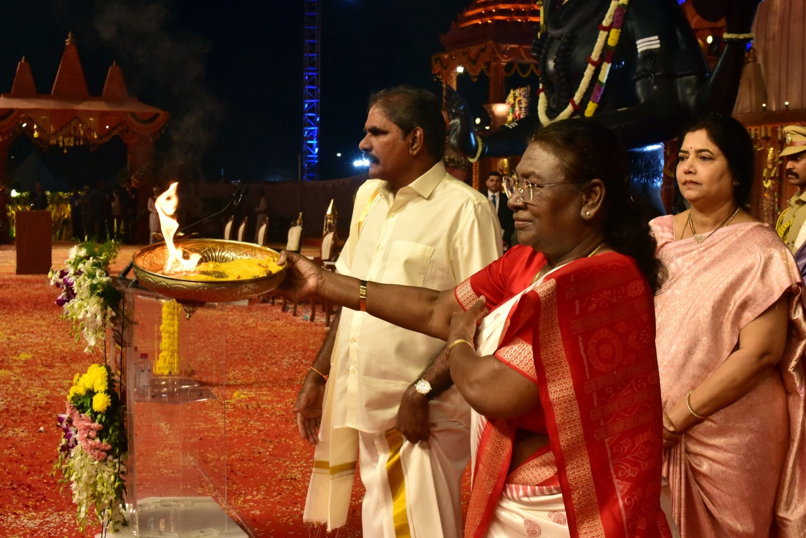 नागरिकों में 'राष्ट्र प्रथम' की भावना पैदा करना जरूरी: मुर्मू