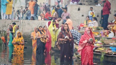 बिहार में सूर्योपासना के महापर्व कार्तिक छठ पर डूबते सूर्य को अर्घ्य