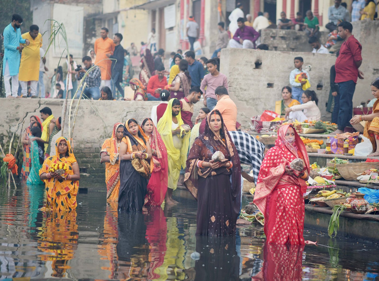 बिहार में सूर्योपासना के महापर्व कार्तिक छठ पर डूबते सूर्य को अर्घ्य
