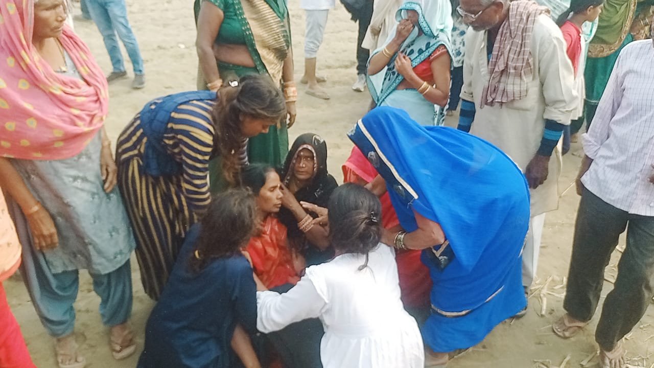 खेत मे मिला खून से लथपथ छात्रा का शव