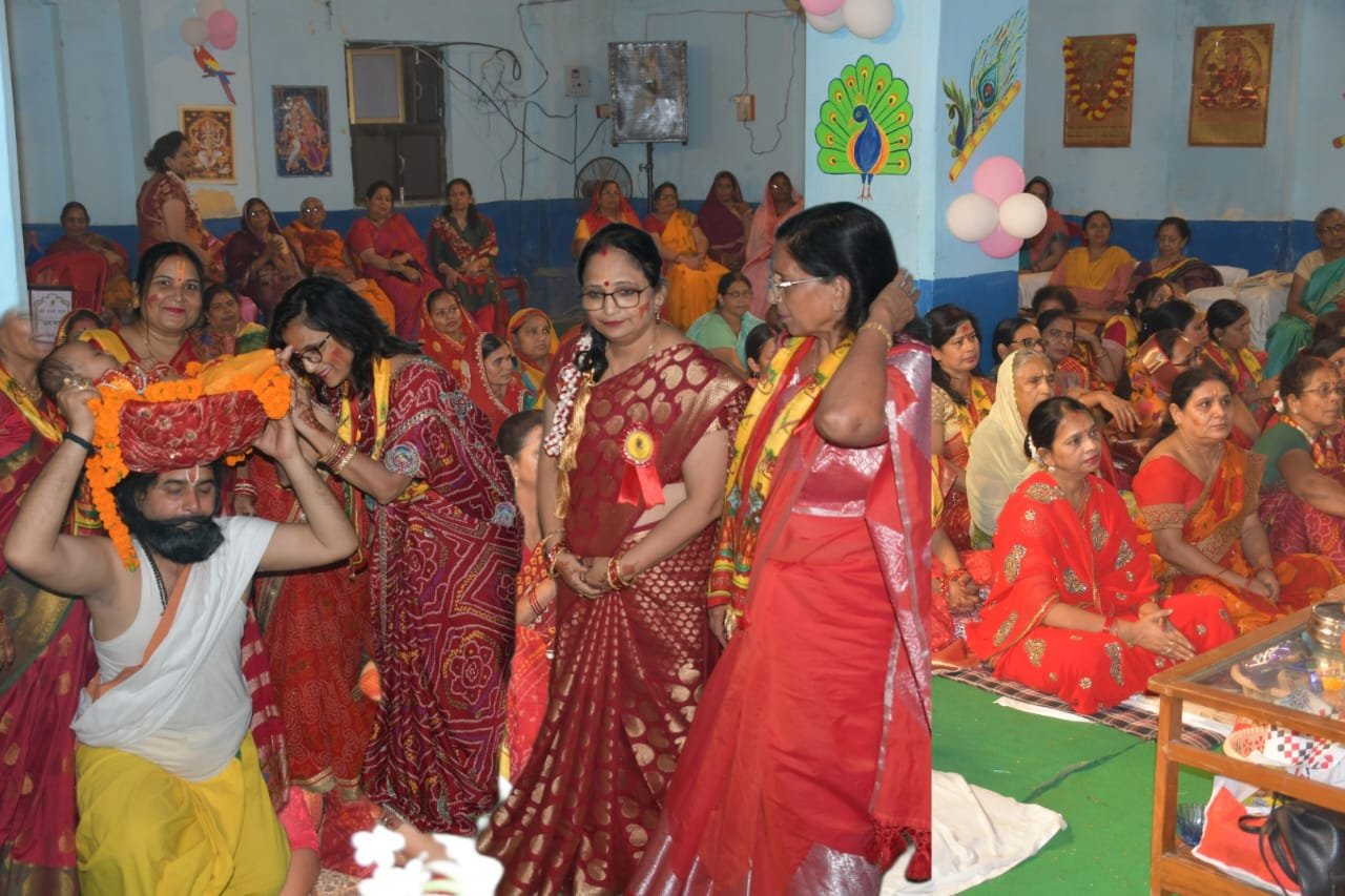 नंद के आनन्द भयो, जय कन्हैयालाल की जय से गुंजा पंडाल