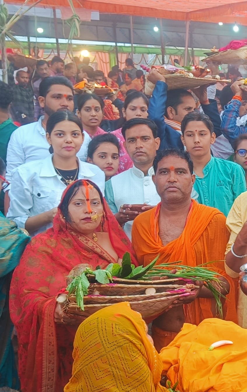 उगते सूर्य को अर्ध्य देकर,सूर्योपासना के महान पर्व पर हुई लोक मंगल की कामना