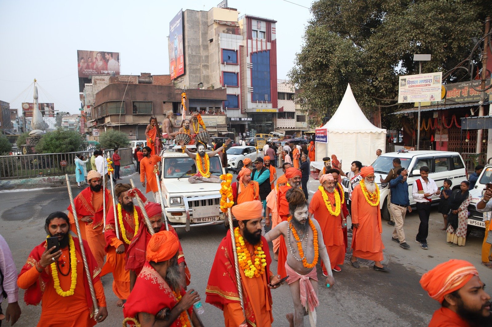 महाकुंभ :बदल रहा है महाकुंभ में जन-आस्था के सबसे बड़े आकर्षण अखाड़ों का स्वरूप