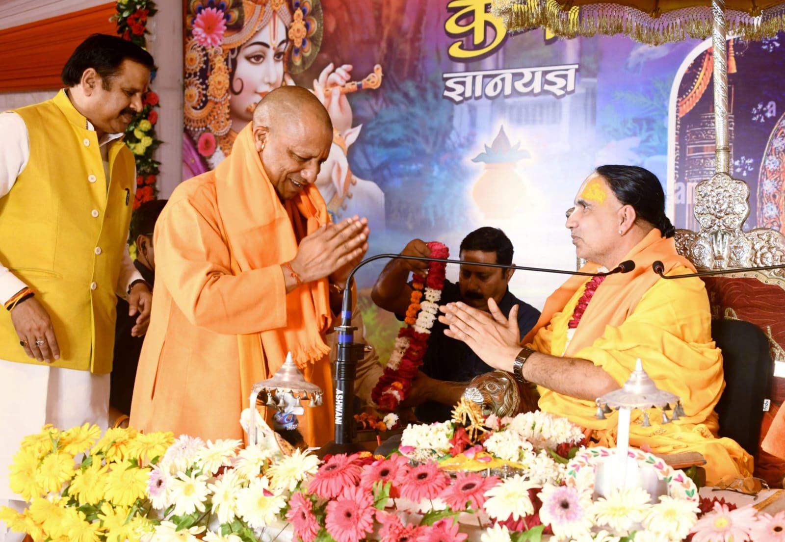 पूर्व मंत्री महेन्द्र सिंह के आवास पर भागवत कथा के आयोजन में पहुंचे सीएम योगी