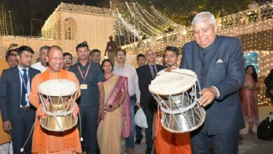 नमो घाट पर सीएम योगी और उप राष्ट्रपति ने बजाया डमरू