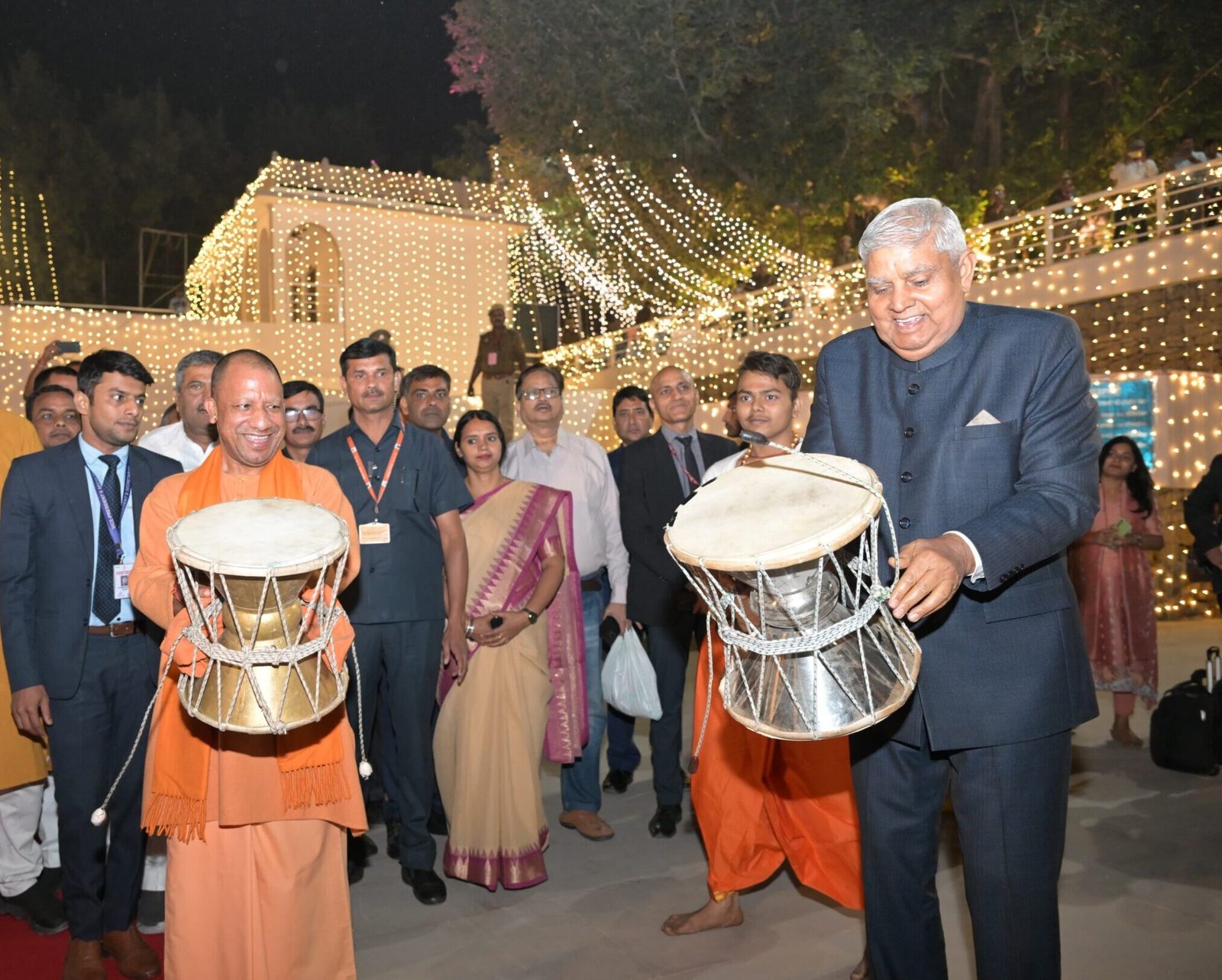 नमो घाट पर सीएम योगी और उप राष्ट्रपति ने बजाया डमरू