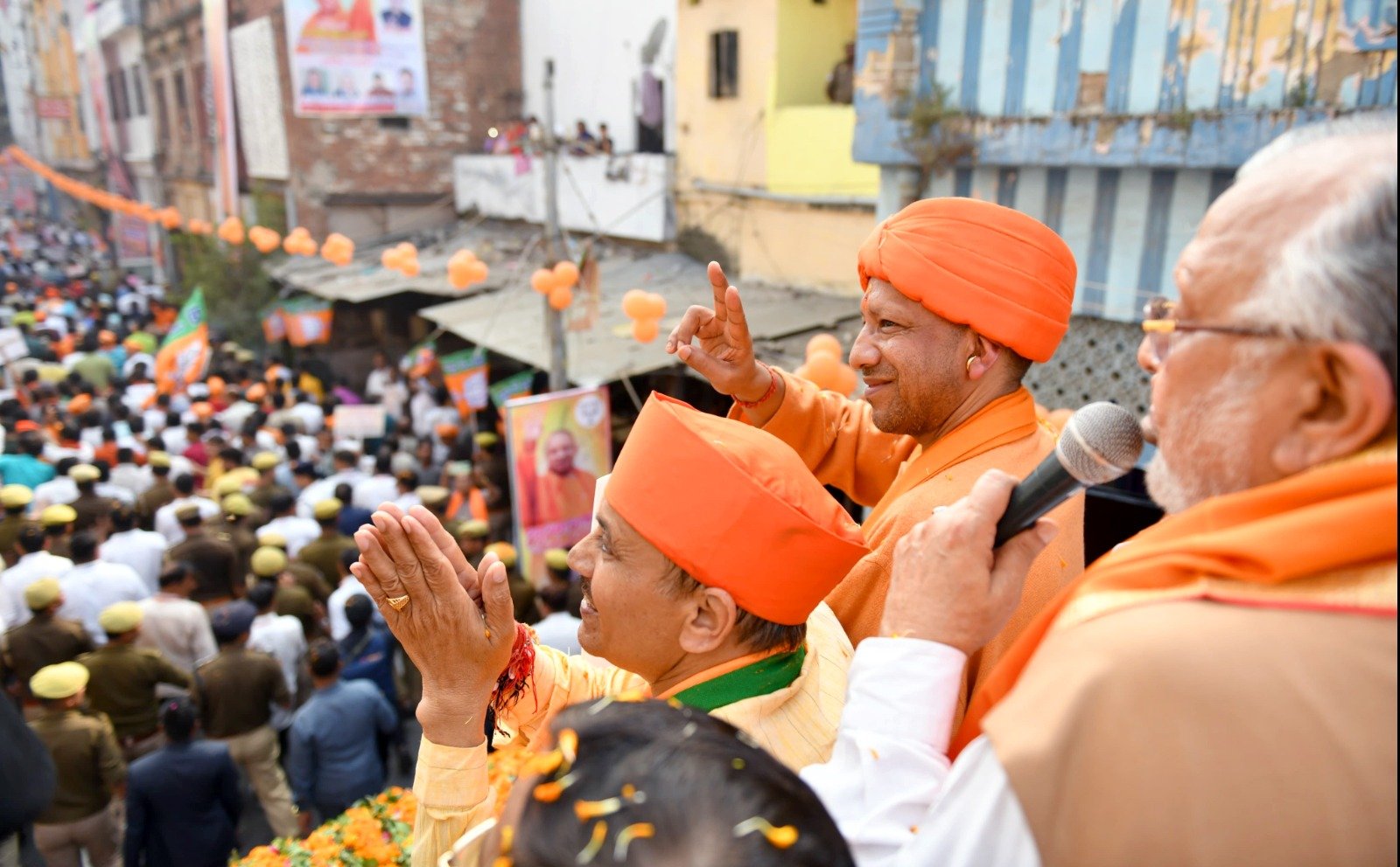 दोनों रोड शो में उमड़ा जनसैलाब, घरों की छतों से उतारी गई गोरक्षपीठाधीश्वर की आरती