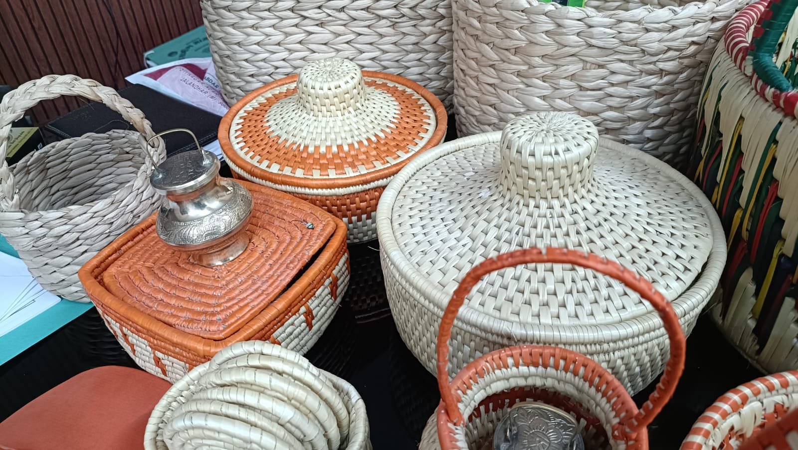 महाकुम्भ:मूंज की इकोफ्रेंडली डलियों में की जा रही है गंगा जल की पैकिंग