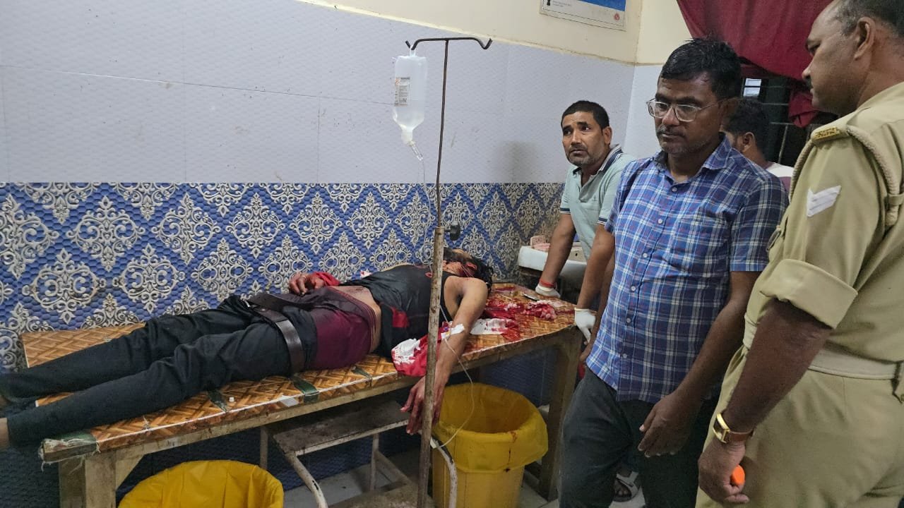 बलिया:मूर्ति विसर्जन के दौरान चाकूबाजी में जख्मी प्रधान के भतीजे का वाराणसी में चल रहा इलाज
