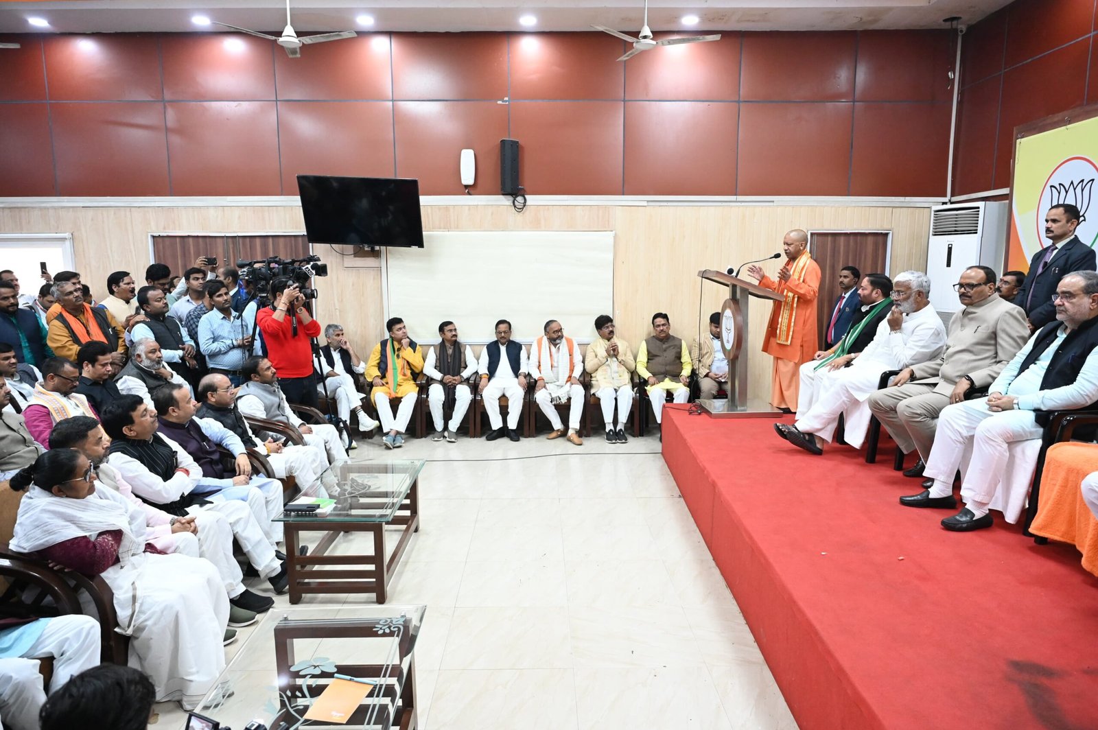 मुख्यमंत्री ने नवनिर्वाचित विधायकों, पार्टी कार्यकर्ताओं, मंत्रियों और संगठन के पदाधिकारियों के प्रयासों को सराहा