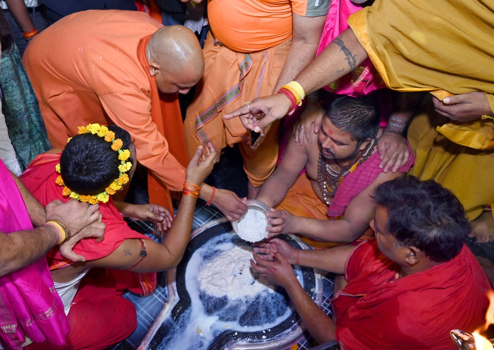 जलाभिषेक कर सीएम योगी ने की सुखद व समृद्ध भारत की कामना