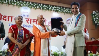 सीएम ने कुमार विश्वास को विश्वविद्यालय की डी. लिट् की मानद उपाधि प्रदान की