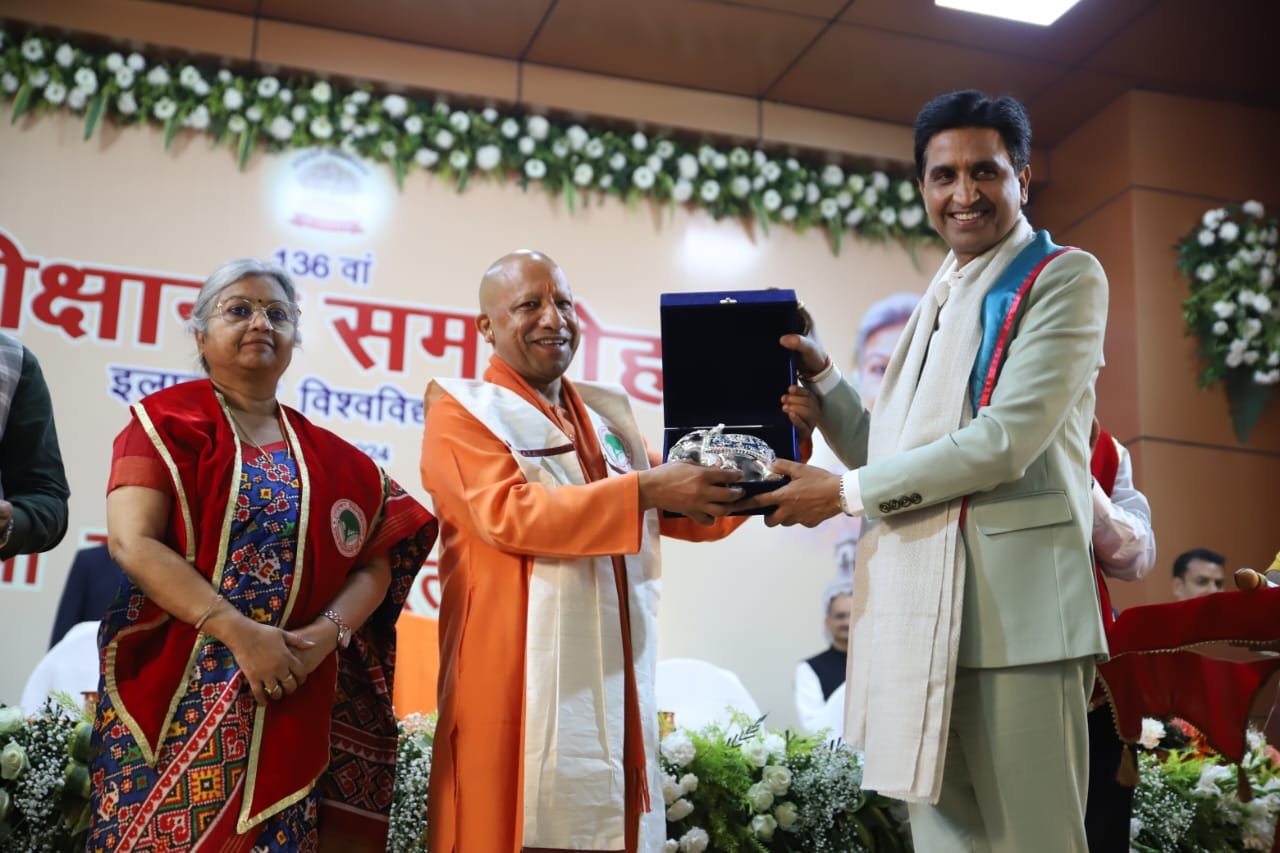 सीएम ने कुमार विश्वास को विश्वविद्यालय की डी. लिट् की मानद उपाधि प्रदान की