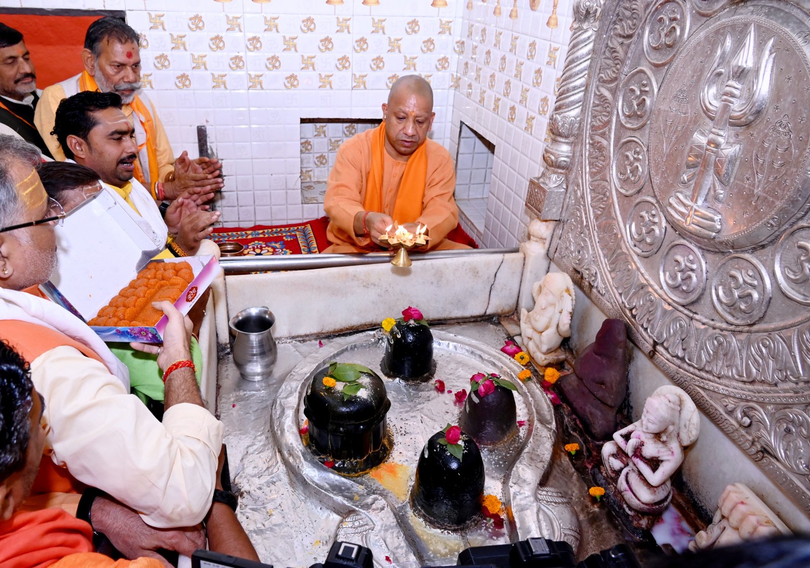 रामघाट स्थित श्री महाराजाधिराज मतगजेंद्र नाथ शिव मंदिर में सीएम ने की पूजा-अर्चना