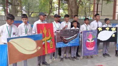 महाकुंभ के कैनवास पर रंग चढ़ाने उतरे यूपी के युवा