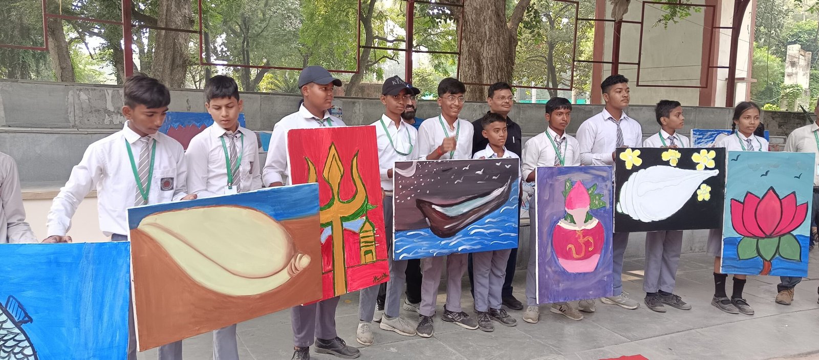 महाकुंभ के कैनवास पर रंग चढ़ाने उतरे यूपी के युवा