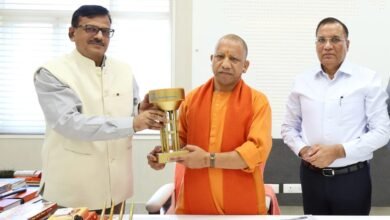नमामि गंगे एवं ग्रामीण जलापूर्ति विभाग, उप्र ने बनाया यूनिक मोमेंटो भी मुख्यमंत्री को सौंपा