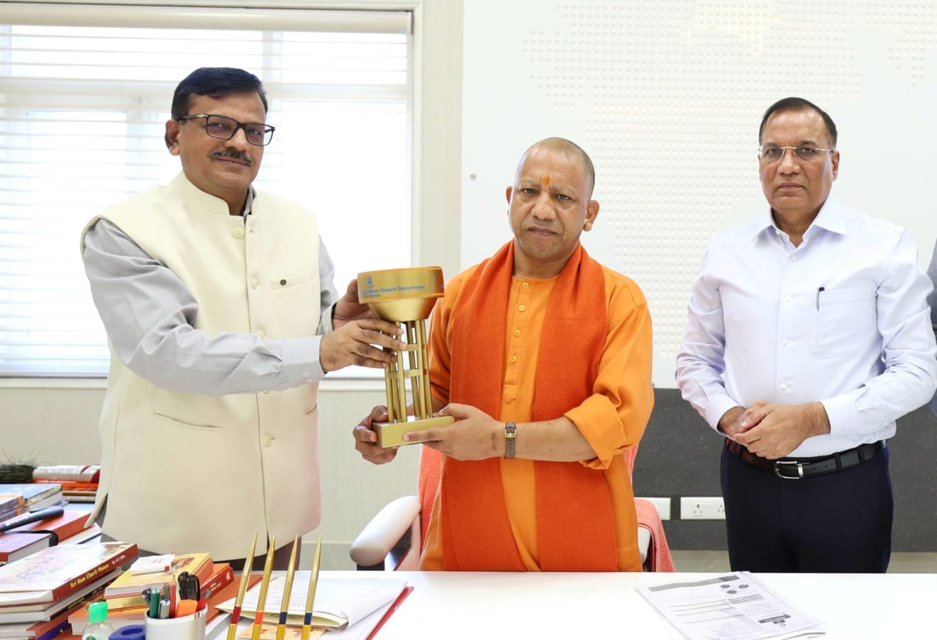 नमामि गंगे एवं ग्रामीण जलापूर्ति विभाग, उप्र ने बनाया यूनिक मोमेंटो भी मुख्यमंत्री को सौंपा