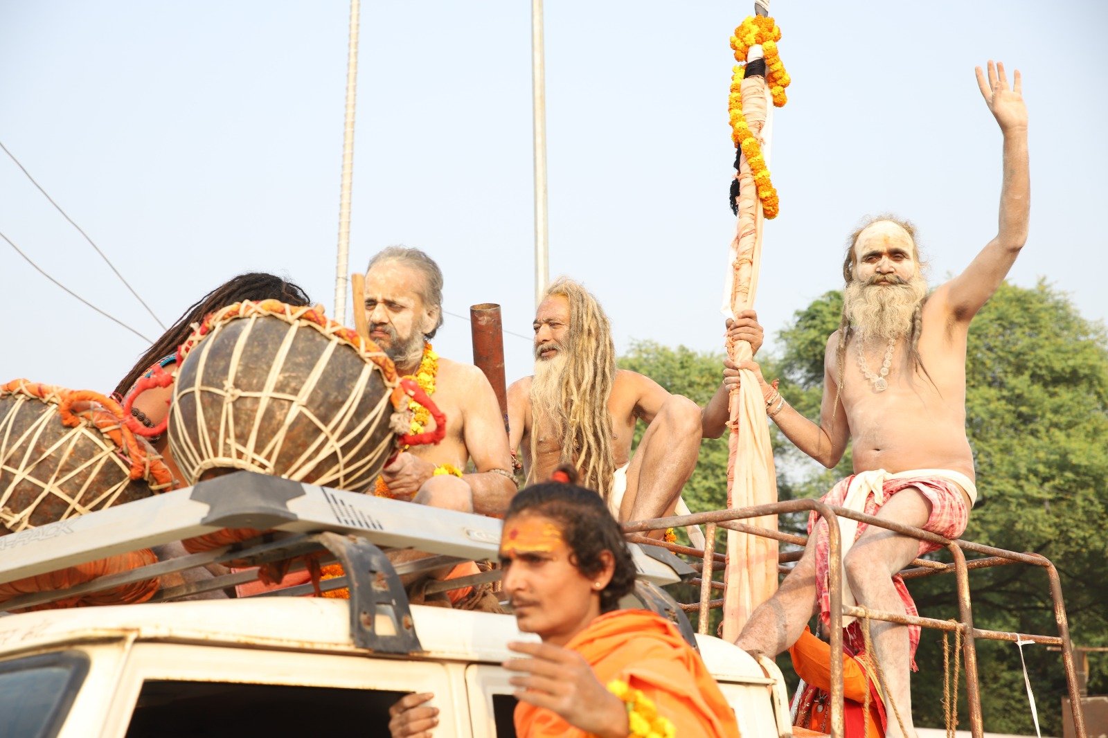 सनातन की अलख जगाने जूना अखाड़े का कुंभ नगरी में भव्य प्रवेश