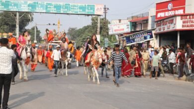 सनातन की अलख जगाने जूना अखाड़े का कुंभ नगरी में भव्य प्रवेश