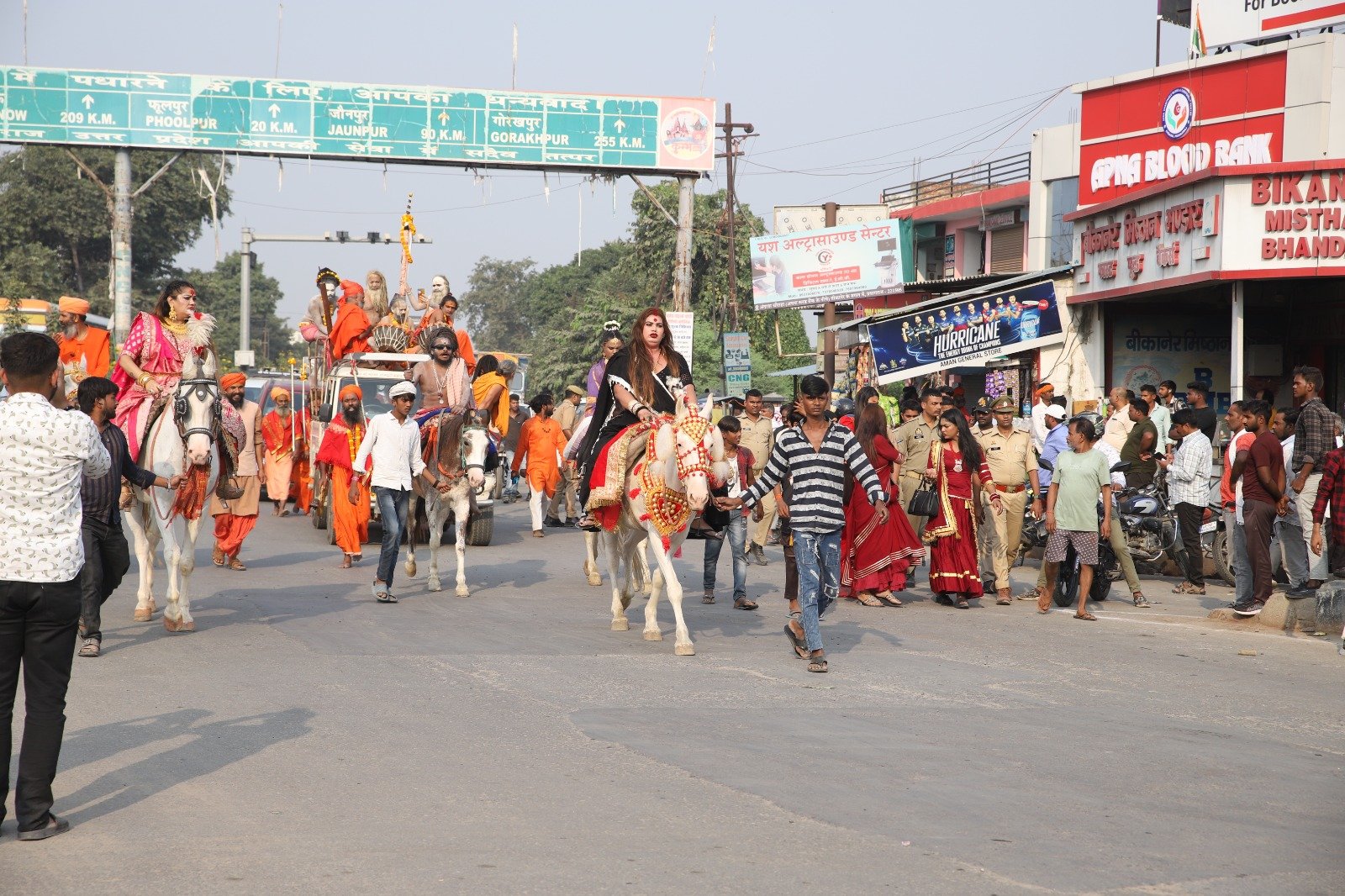सनातन की अलख जगाने जूना अखाड़े का कुंभ नगरी में भव्य प्रवेश