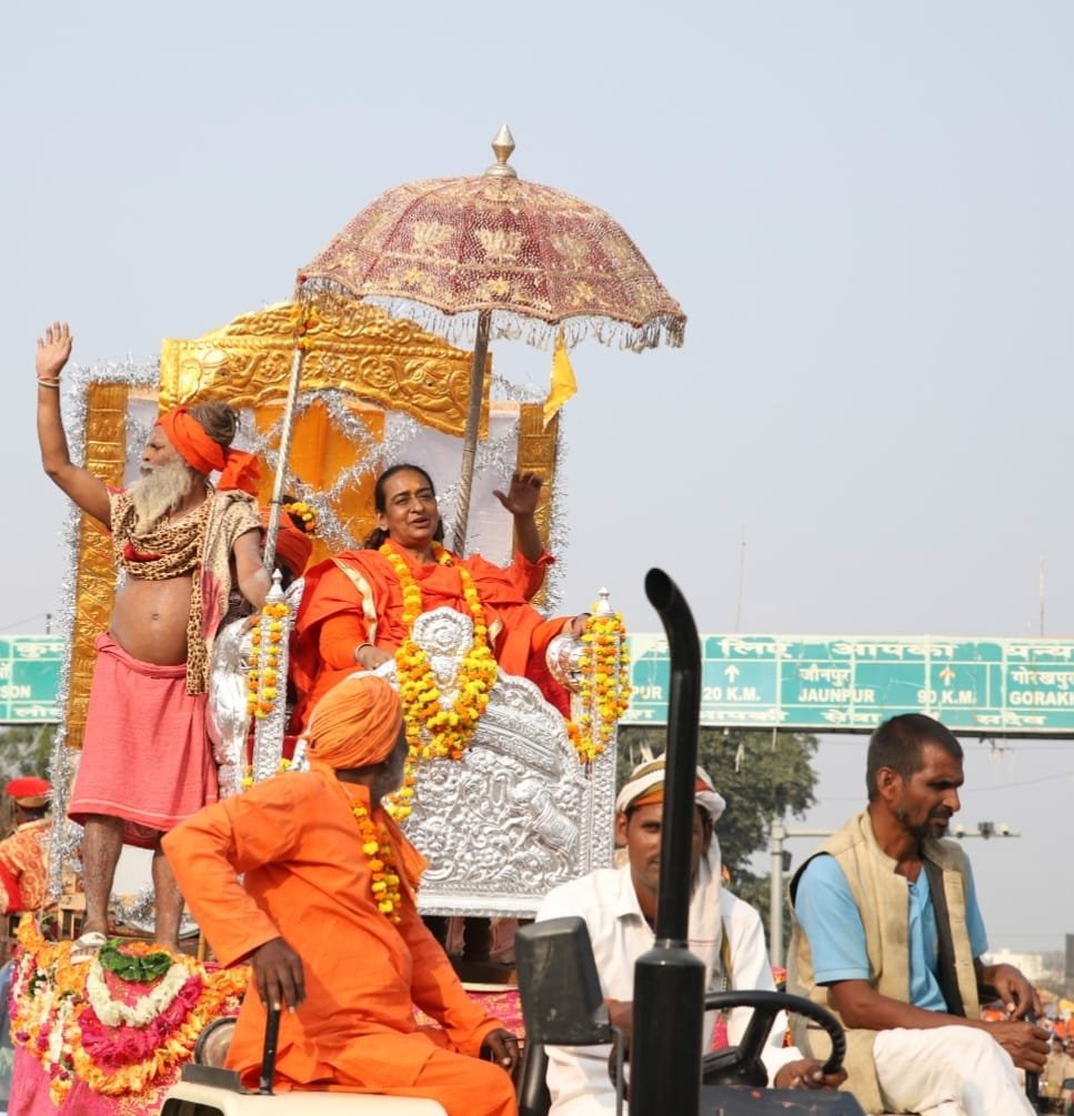 सनातन की अलख जगाने जूना अखाड़े का कुंभ नगरी में भव्य प्रवेश