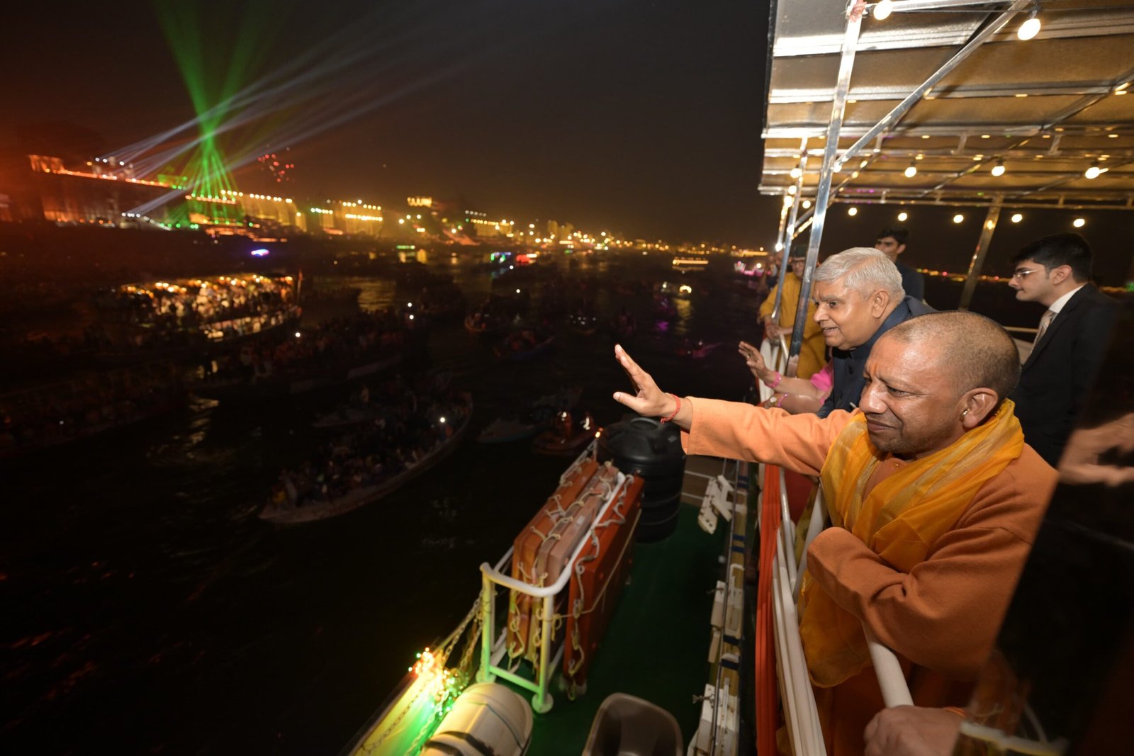 सनातन की दिव्यता से काशी हुई प्रकाशमान, देव दीपावली पर 21 लाख दीपों से रोशन हुई शिव की नगरी